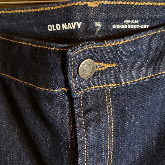 New Woman’s old Navy size 16 jeans boot cut! - Picture 3 of 8